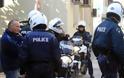 Πάτρα: Aντεξουσιαστές επιτέθηκαν με καδρόνια σε αστυνομικό - Tους γιουχάισαν πολίτες