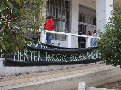 Ξάνθη: Πανό συμπαράστασης στους εξεγερμένους Τούρκους στην Πλατεία - Φωτογραφία 2