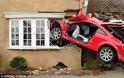 20χρονος κάρφωσε ένα Audi TT σε μονοκατοικία - Νύχτα τρόμου για τους ενοίκους του σπιτιού [photos/video]