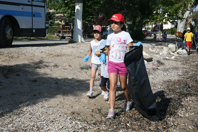 Πάτρα: Eκατοντάδες κιλά σκουπιδιών μάζεψαν εθελοντές κάθε ηλικίας και στρατός στην παραλία από τα Βραχνέικα μέχρι τα Ροίτικα - Φωτογραφία 5