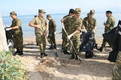 Πάτρα: Eκατοντάδες κιλά σκουπιδιών μάζεψαν εθελοντές κάθε ηλικίας και στρατός στην παραλία από τα Βραχνέικα μέχρι τα Ροίτικα