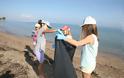 Πάτρα: Eκατοντάδες κιλά σκουπιδιών μάζεψαν εθελοντές κάθε ηλικίας και στρατός στην παραλία από τα Βραχνέικα μέχρι τα Ροίτικα - Φωτογραφία 3