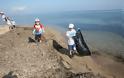 Πάτρα: Eκατοντάδες κιλά σκουπιδιών μάζεψαν εθελοντές κάθε ηλικίας και στρατός στην παραλία από τα Βραχνέικα μέχρι τα Ροίτικα - Φωτογραφία 4