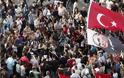 Μεγάλες διαδηλώσεις και εκτεταμένα επεισόδια στην Τουρκία αναμένοντας τον Ερντογάν