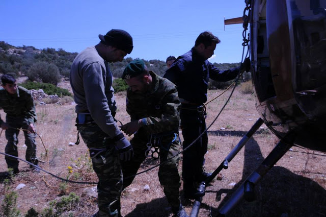 Άσκηση καταρρίχησης της Μονάδας Εφέδρων Καταδρομών Μ.Ε.Κ. από ελικόπτερο - Φωτογραφία 11