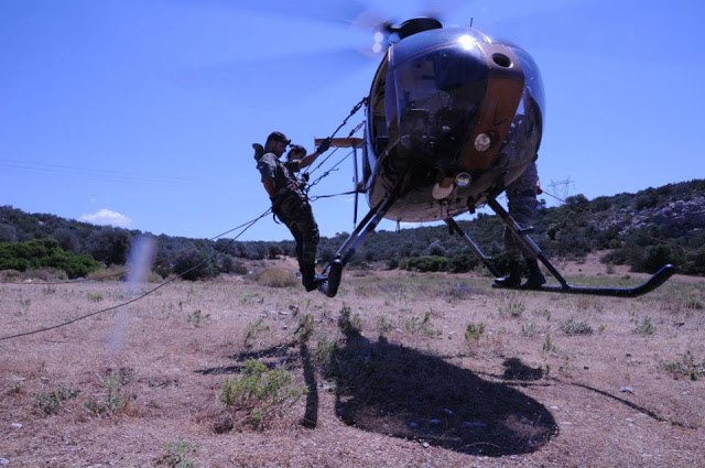Άσκηση καταρρίχησης της Μονάδας Εφέδρων Καταδρομών Μ.Ε.Κ. από ελικόπτερο - Φωτογραφία 13