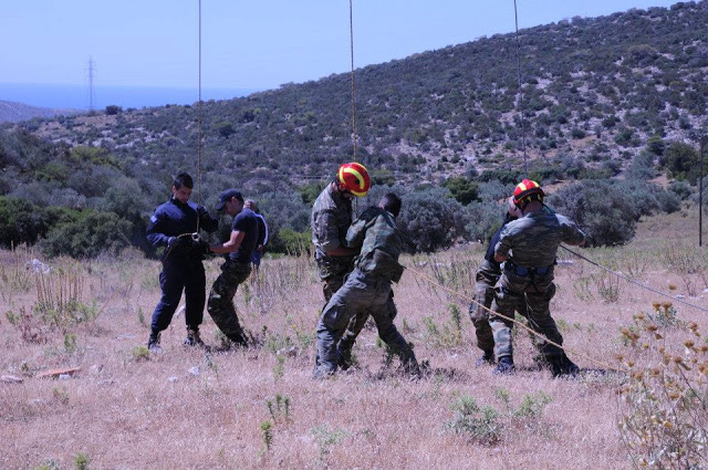 Άσκηση καταρρίχησης της Μονάδας Εφέδρων Καταδρομών Μ.Ε.Κ. από ελικόπτερο - Φωτογραφία 2