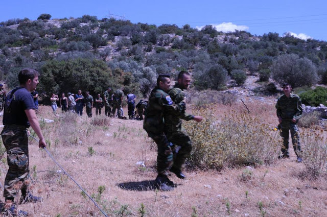 Άσκηση καταρρίχησης της Μονάδας Εφέδρων Καταδρομών Μ.Ε.Κ. από ελικόπτερο - Φωτογραφία 3