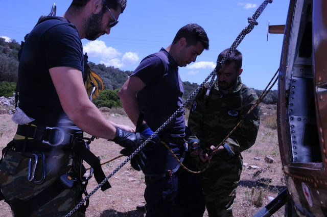 Άσκηση καταρρίχησης της Μονάδας Εφέδρων Καταδρομών Μ.Ε.Κ. από ελικόπτερο - Φωτογραφία 7