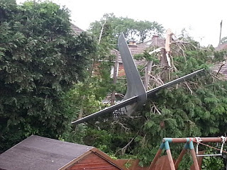Αεροσκάφος έπεσε στην αυλή ενός σπιτιού! - Φωτογραφία 1