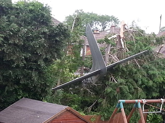 Αεροσκάφος έπεσε στην αυλή ενός σπιτιού! - Φωτογραφία 5