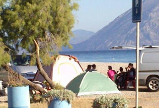 Πάτρα: Μπουγάδα στο beach volley και ύπνος στην παραλία - Aντιδράσεις για τον καταυλισμό Ρομά στην Πλάζ - Δείτε φωτο - Φωτογραφία 1