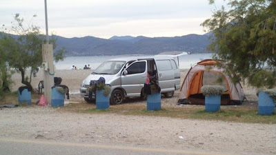 Πάτρα: Μπουγάδα στο beach volley και ύπνος στην παραλία - Aντιδράσεις για τον καταυλισμό Ρομά στην Πλάζ - Δείτε φωτο - Φωτογραφία 4