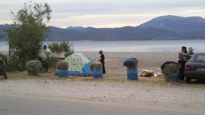 Πάτρα: Μπουγάδα στο beach volley και ύπνος στην παραλία - Aντιδράσεις για τον καταυλισμό Ρομά στην Πλάζ - Δείτε φωτο - Φωτογραφία 5