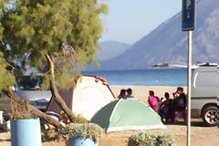 Πάτρα: Μπουγάδα στο beach volley και ύπνος στην παραλία - Aντιδράσεις για τον καταυλισμό Ρομά στην Πλάζ - Δείτε φωτο