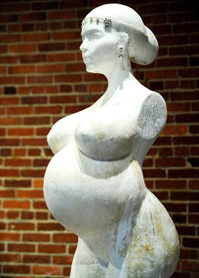 Γυμνό άγαλμα της εγκύου Kim Kardashian σύμβολο γονιμότητας! - Φωτογραφία 2