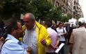 Στις εκδηλώσεις διαμαρτυρίας με Ικαριώτες και Λημνιούς έξω από το υπουργείο υγείας ο Τέρενς Κουίκ