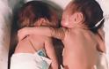 Συγκλονιστικό: Νεογέννητα αγκαλιάζονται για να επιβιώσουν