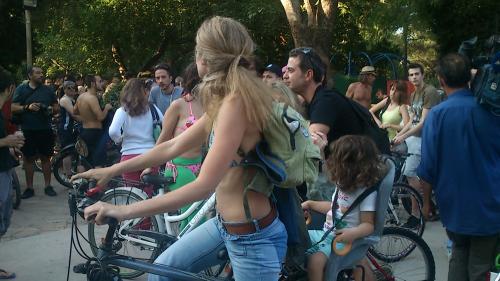 Η 6η γυμνή ποδηλατοδρομία στην Θεσσαλονίκη - Φωτορεπορτάζ και video από την γιορτή - Φωτογραφία 13