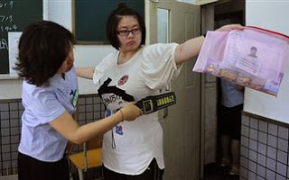Οι μαθήτριες στην Κίνα δίνουν εξετάσεις χωρίς σουτιέν - Φωτογραφία 1