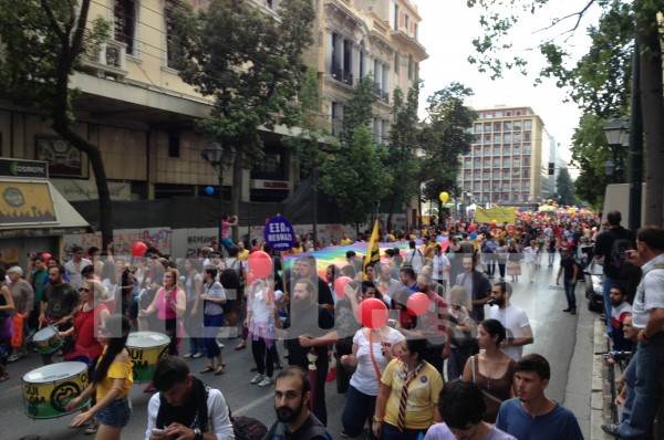 Βουλιάζει η Αθήνα από την παρέλαση των gay! - Εντυπωσιακές εικόνες και βίντεο - Φωτογραφία 8
