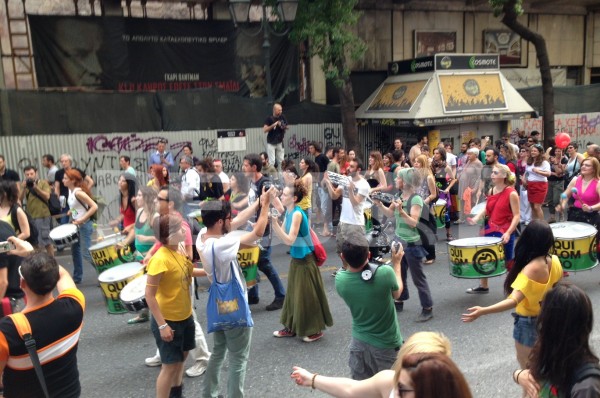 Βουλιάζει η Αθήνα από την παρέλαση των gay! - Εντυπωσιακές εικόνες και βίντεο - Φωτογραφία 9