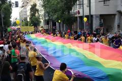 Βουλιάζει η Αθήνα από την παρέλαση των gay! - Εντυπωσιακές εικόνες και βίντεο