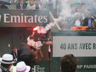 Εισβολή... μασκοφόρου με καπνογόνο στο Roland Garros (ΦΩΤΟ) - Φωτογραφία 1