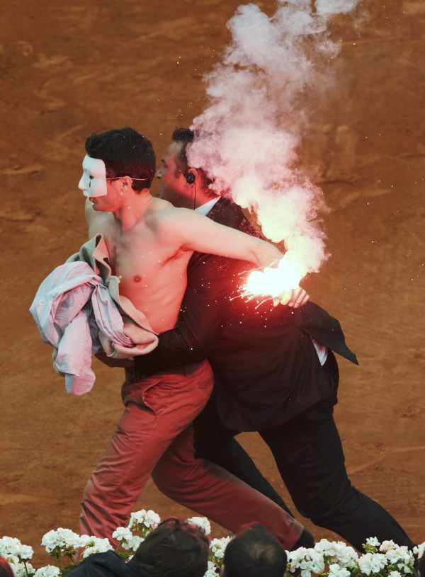 Εισβολή... μασκοφόρου με καπνογόνο στο Roland Garros (ΦΩΤΟ) - Φωτογραφία 2