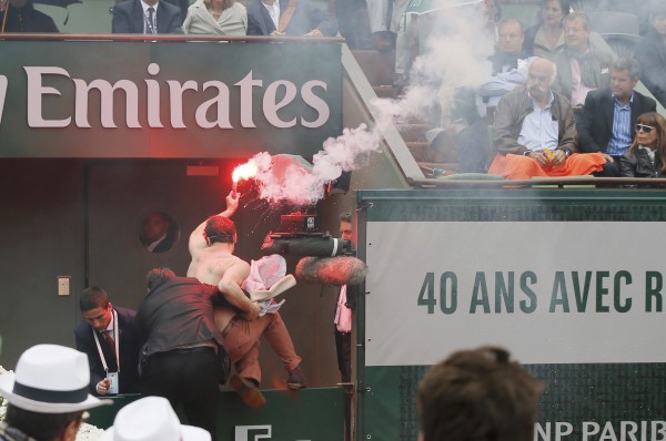 Εισβολή... μασκοφόρου με καπνογόνο στο Roland Garros (ΦΩΤΟ) - Φωτογραφία 4