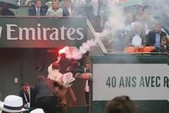 Εισβολή... μασκοφόρου με καπνογόνο στο Roland Garros (ΦΩΤΟ)