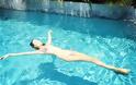Η Βίκυ Καγιά χαλαρώνει στην πισίνα