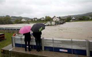 Εκκενώνονται σπίτια στην Ελβετία από τις πλημμύρες - Φωτογραφία 1
