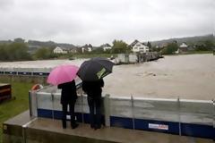 Εκκενώνονται σπίτια στην Ελβετία από τις πλημμύρες