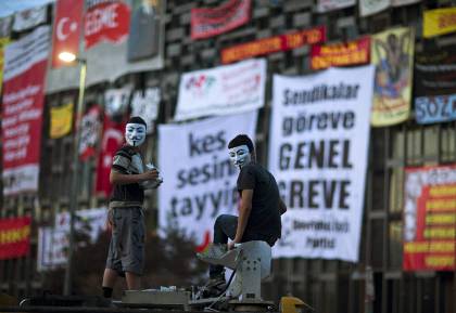 Χιλιάδες διαδηλωτές αντιμέτωποι με την αστυνομική καταστολή την Κυριακή - Με αντι-διαδηλώσεις απαντά ο Ερντογάν - Φωτογραφία 1