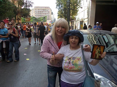 H Zωή Κωνσταντοπούλου μαζί με την τραβεστί Πάολα και την Ελένη Λουκά στη γιορτή της Υπερηφάνειας - Φωτογραφία 2