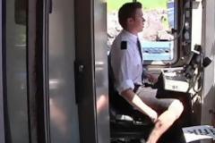 Οδηγοί τρένων στη Σουηδία φοράνε φούστες, επειδή τους απαγόρευσαν τις βερμούδες!