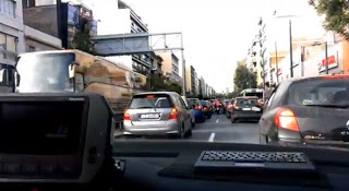 Απίστευτο βίντεο! Η αστυνομία συνοδεύει όχημα στο νοσοκομείο - Φωτογραφία 1
