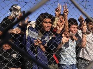 Εκτός ελέγχου η κατάσταση στο λιμάνι Μυτιλήνης με τους παράνομους μετανάστες - Φωτογραφία 1