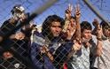 Εκτός ελέγχου η κατάσταση στο λιμάνι Μυτιλήνης με τους παράνομους μετανάστες