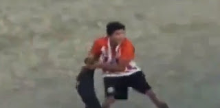 Ποδοσφαιριστής επιτέθηκε σε σκύλο και αποβλήθηκε! Δείτε το συγκλονιστικό βίντεο - Φωτογραφία 1