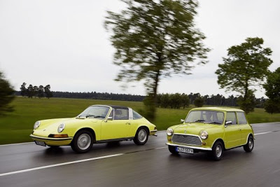 Το κλασικό Mini συγχαίρει την Porsche 911 για τα 50ά της γενέθλια (+photo gallery) - Φωτογραφία 1