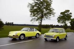 Το κλασικό Mini συγχαίρει την Porsche 911 για τα 50ά της γενέθλια (+photo gallery)