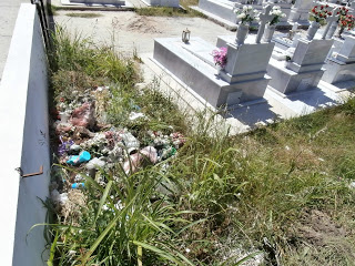 Νεκροταφείο σκουπιδιών το νεκροταφείο του Καναλακίου του Δήμου Παργας - Φωτογραφία 1