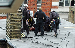 Παραλίγο άλμα θανάτου από διαδηλωτή στο Λονδίνο - Φωτογραφία 4