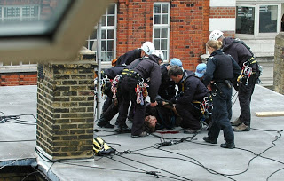 Παραλίγο άλμα θανάτου από διαδηλωτή στο Λονδίνο - Φωτογραφία 5