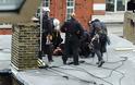 Παραλίγο άλμα θανάτου από διαδηλωτή στο Λονδίνο - Φωτογραφία 4