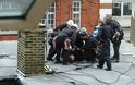 Παραλίγο άλμα θανάτου από διαδηλωτή στο Λονδίνο - Φωτογραφία 5