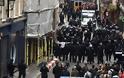 Παραλίγο άλμα θανάτου από διαδηλωτή στο Λονδίνο - Φωτογραφία 7