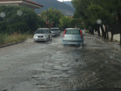 ΣΥΜΒΑΙΝΕΙ ΤΩΡΑ: Μεγάλα μποτιλιαρίσματα σε κεντρικούς δρόμους λόγω καταιγίδας - Φωτογραφία 7